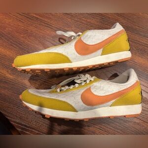 Nike Daybreak SE Sun Club Sail Hot Curry Women Casual DM7605-101 Sz 8.5